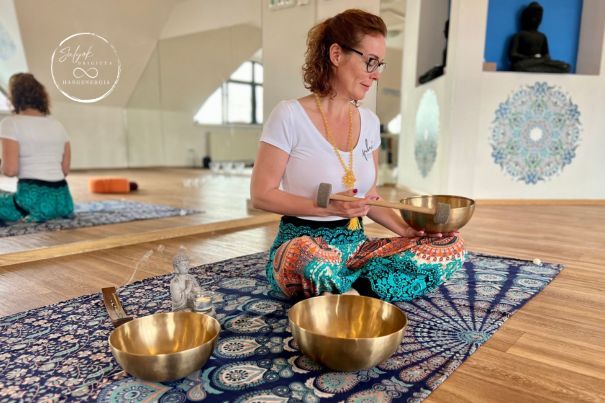 Egy világos teremben, földre terített mandalás kendőn ül Sulyok Brigitta hangmasszőr-specialista. A háttérben egy tükör, mellette 2 Peter Hess hangtál. Az egyik kezében szintén egy hangtálat tart, a másikban az ütőt, amivel megszólaltatja